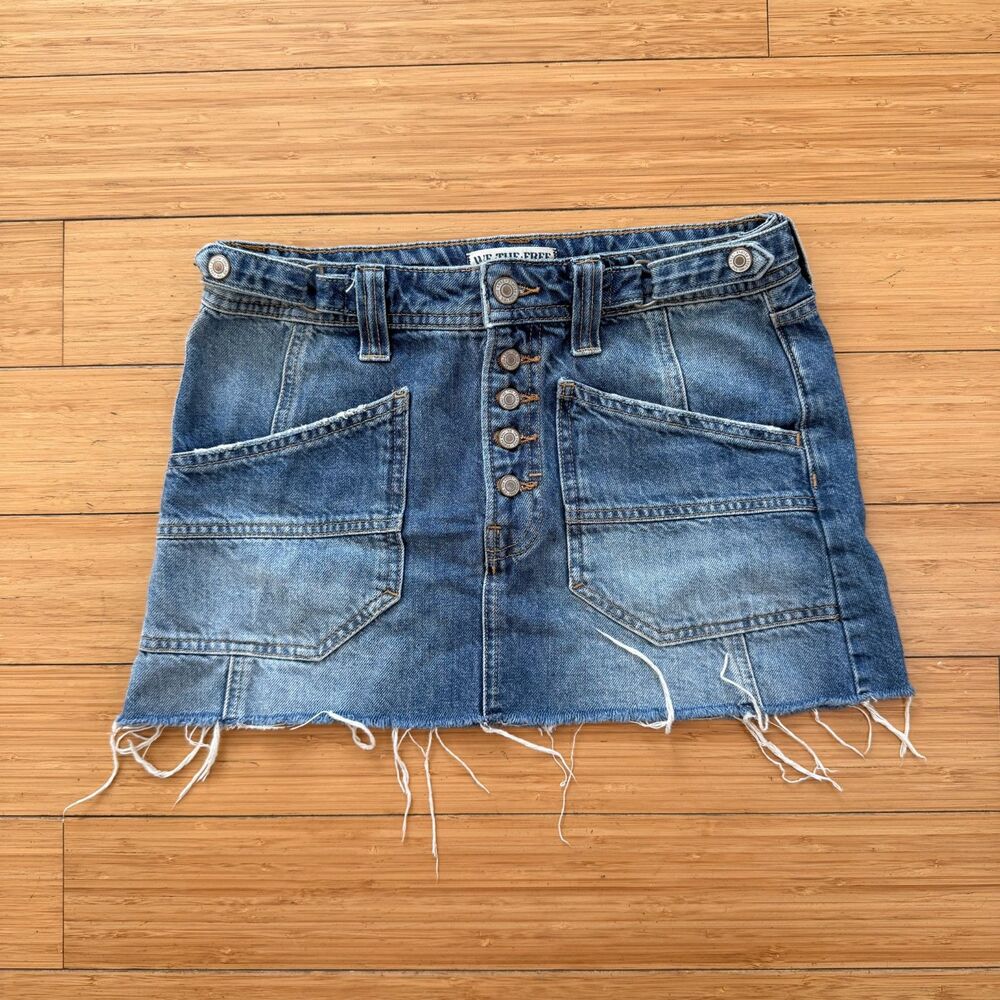 Free People We The Free Izzie Denim Mini Skirt Size 25 Y2K Buckle Raw Hem